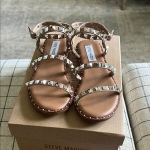 Steve Madden Studded travel Sandals in Tan, size 6, excellent condition